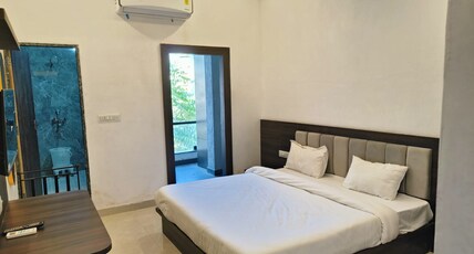 VAIBHAVYA RESIDENCY Room Type - deluxe room with balcony