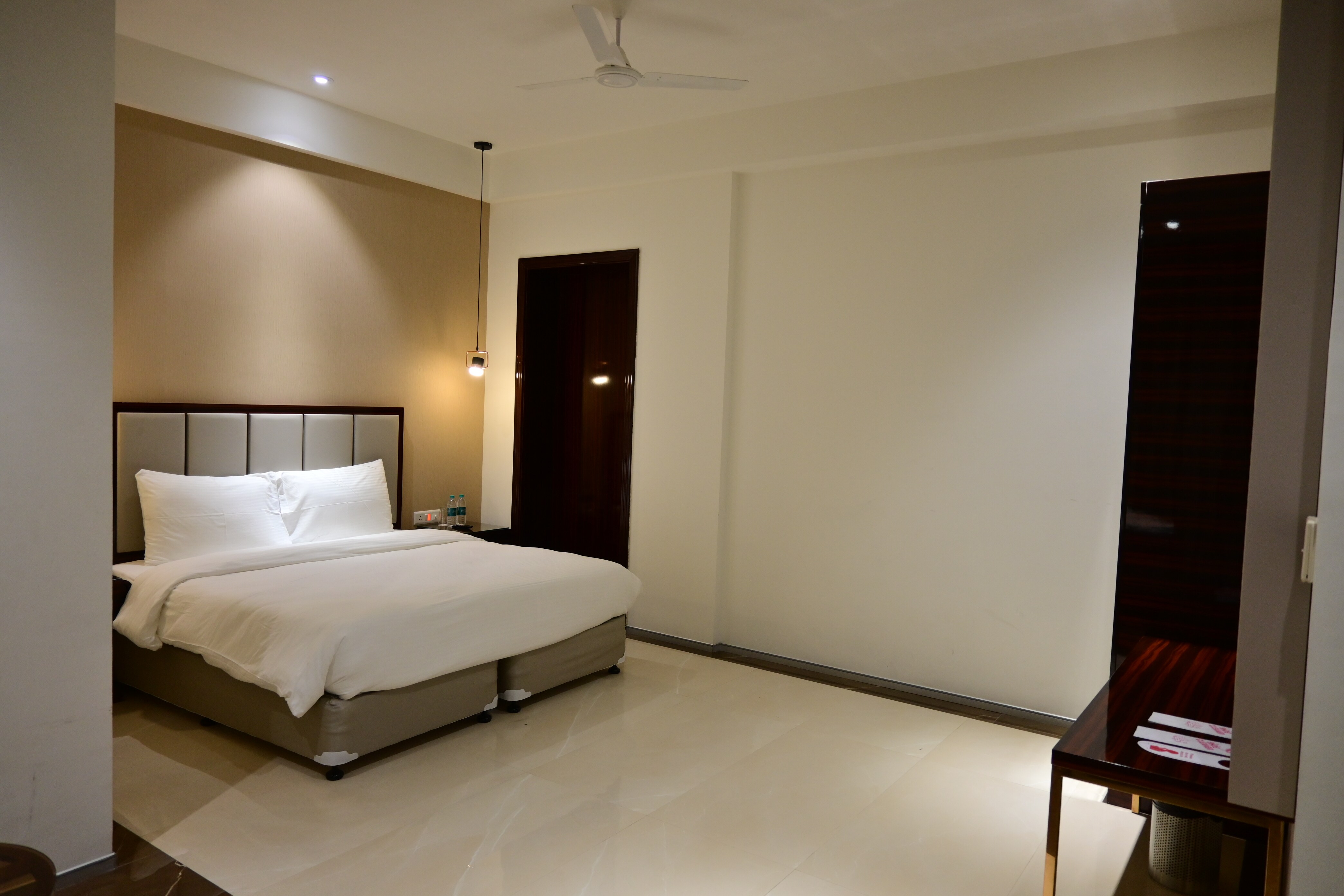 Hotel Solitaire - Tap to explore photos
