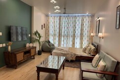 Elegant Studio Stay with Pool Rooftop Escape