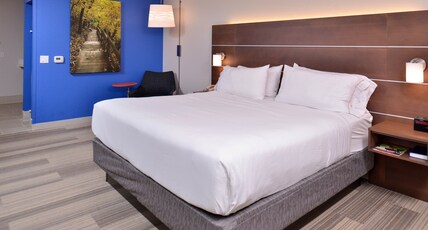 Holiday Inn Express & Suites STEVENS POINT Room Type - 1 King Suite Comm and Mobil Accessible Tub