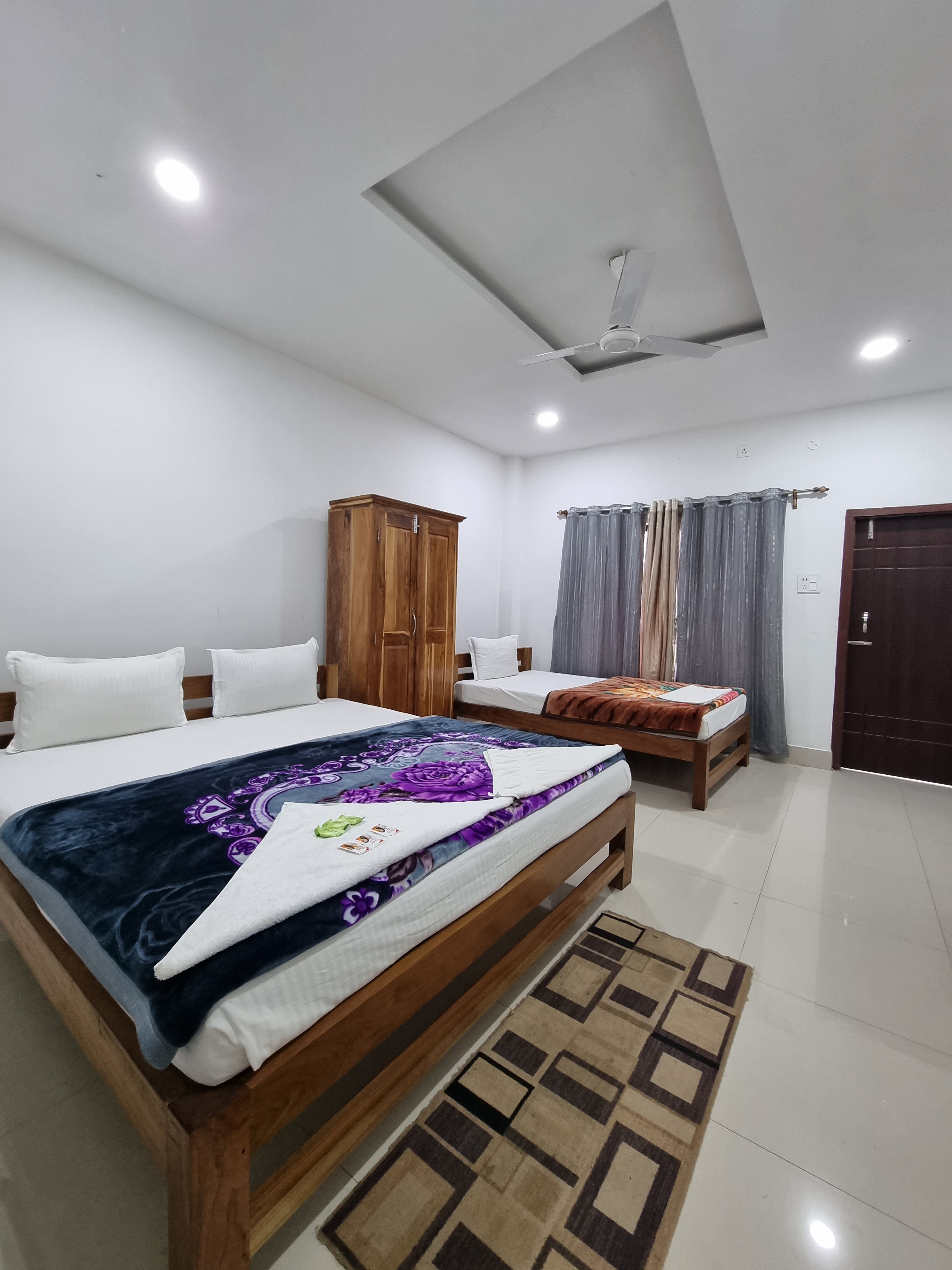 Hotel Shivaji Inn - Tap to explore photos