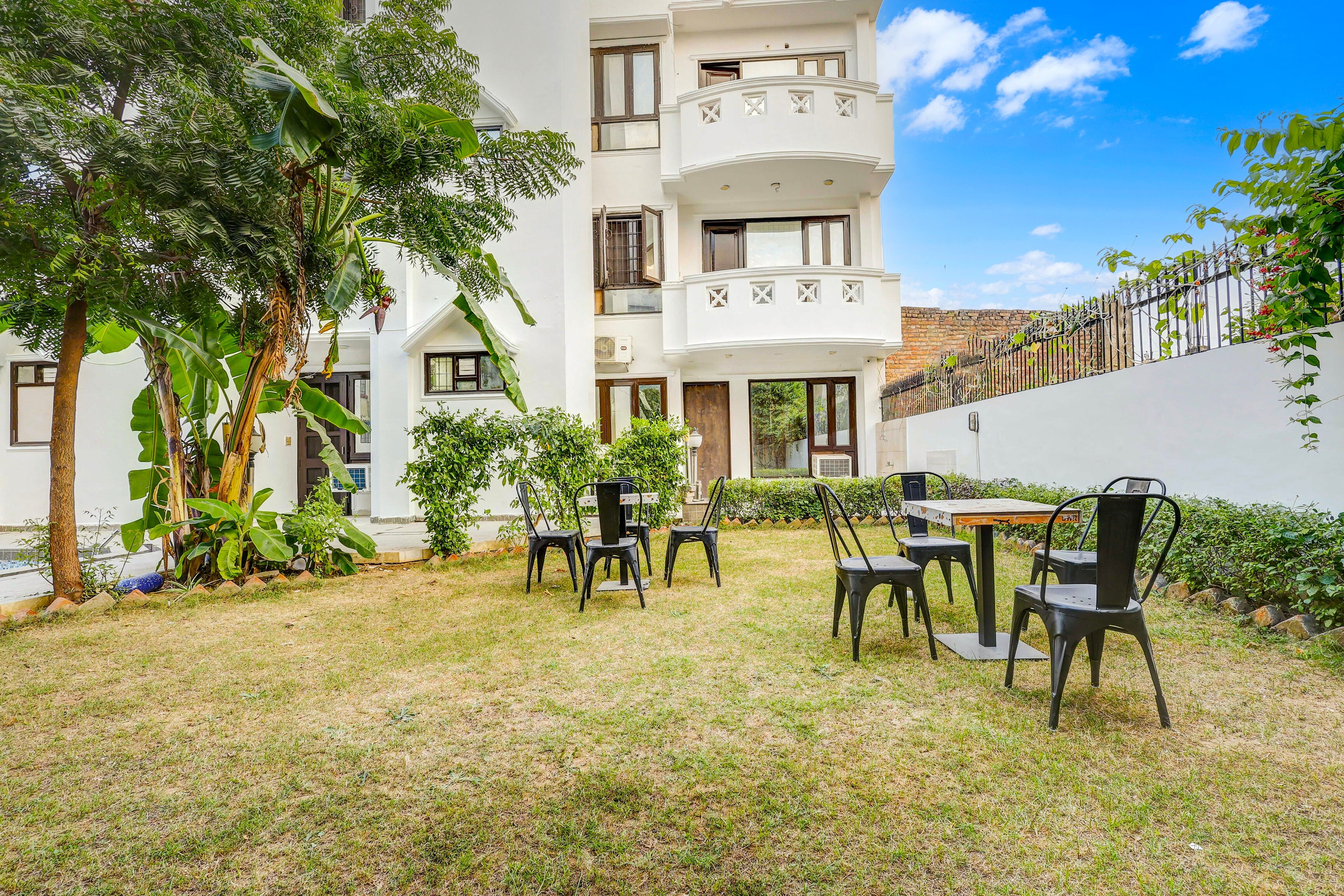 Townhouse by OYO Mayfield Garden Nearby Golf Course Road - Tap to explore photos