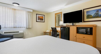 Best Western Hi-desert Inn Room Type - Accessible - 1 Queen, Mobility Accessible, Bathtub, Non-Smoking, Full Breakfast Best Western Hi-desert Inn Room Type - Accessible - 1 Queen, Mobility Accessible, Bathtub, Non-Smoking, Full Breakfast