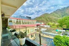 Tapovan New Residency (5 minutes walk to Laxman Jhula)