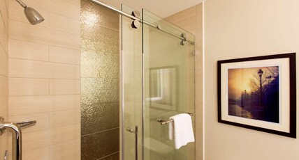 DoubleTree by Hilton Historic Savannah Room Type - 1 KING CORNER CITY VIEW