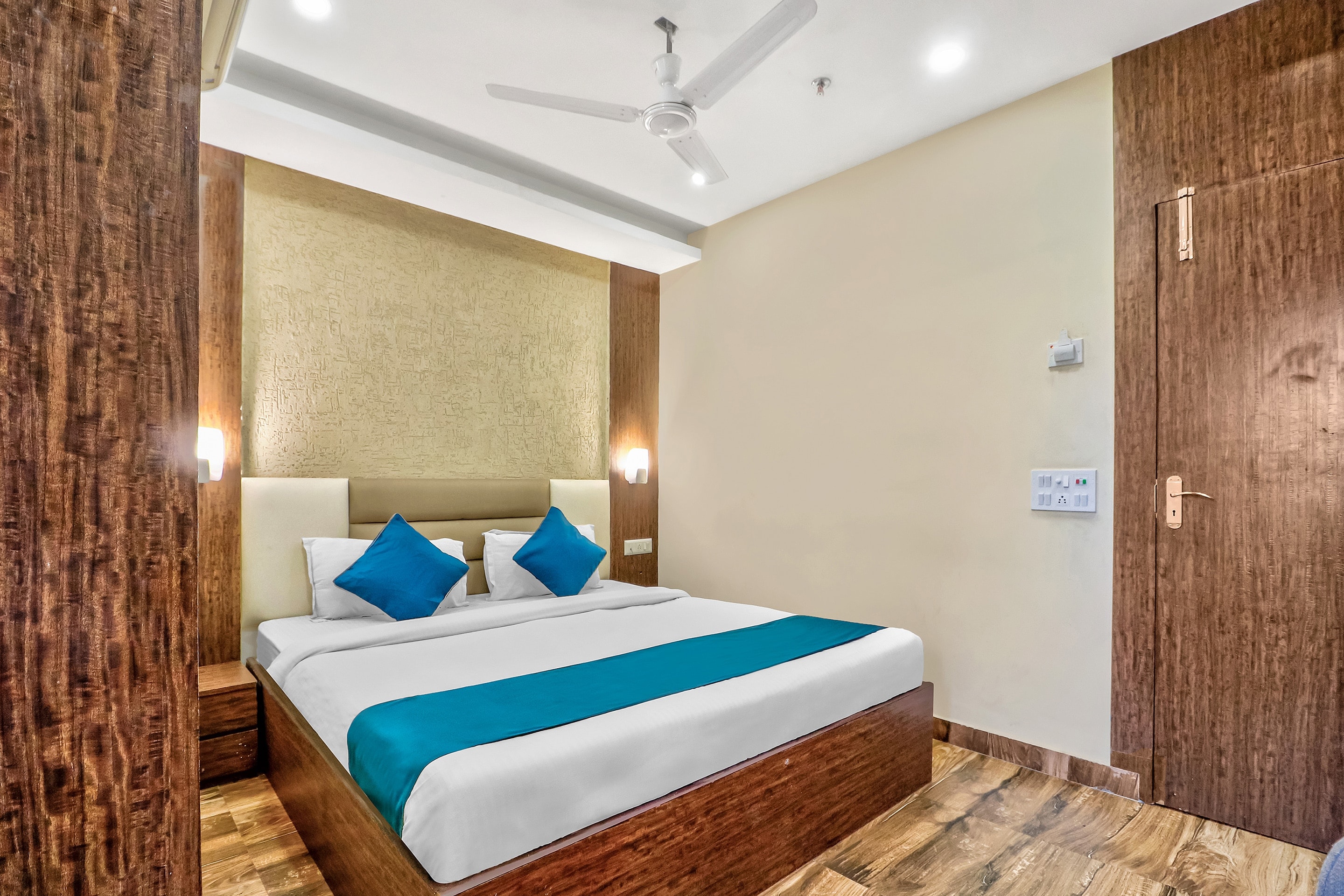 Hotel O Park Circus Near Birla Mandir - Tap to explore photos
