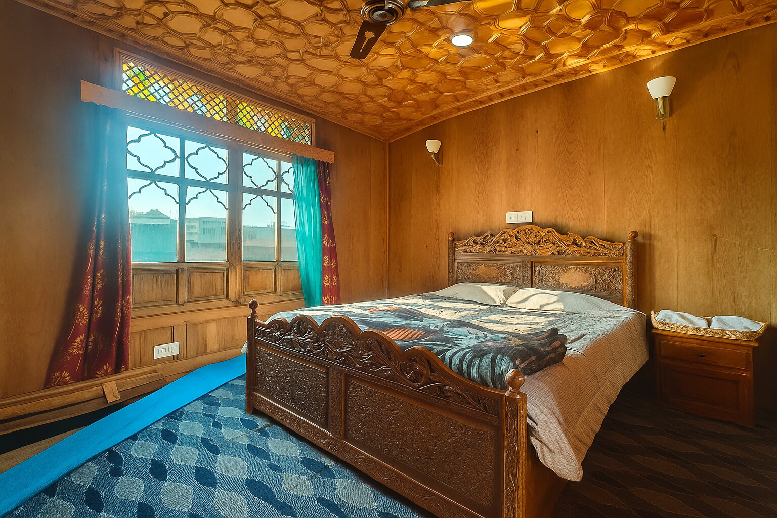 PASADONA FLOATING HOUSEBOAT - Tap to explore photos