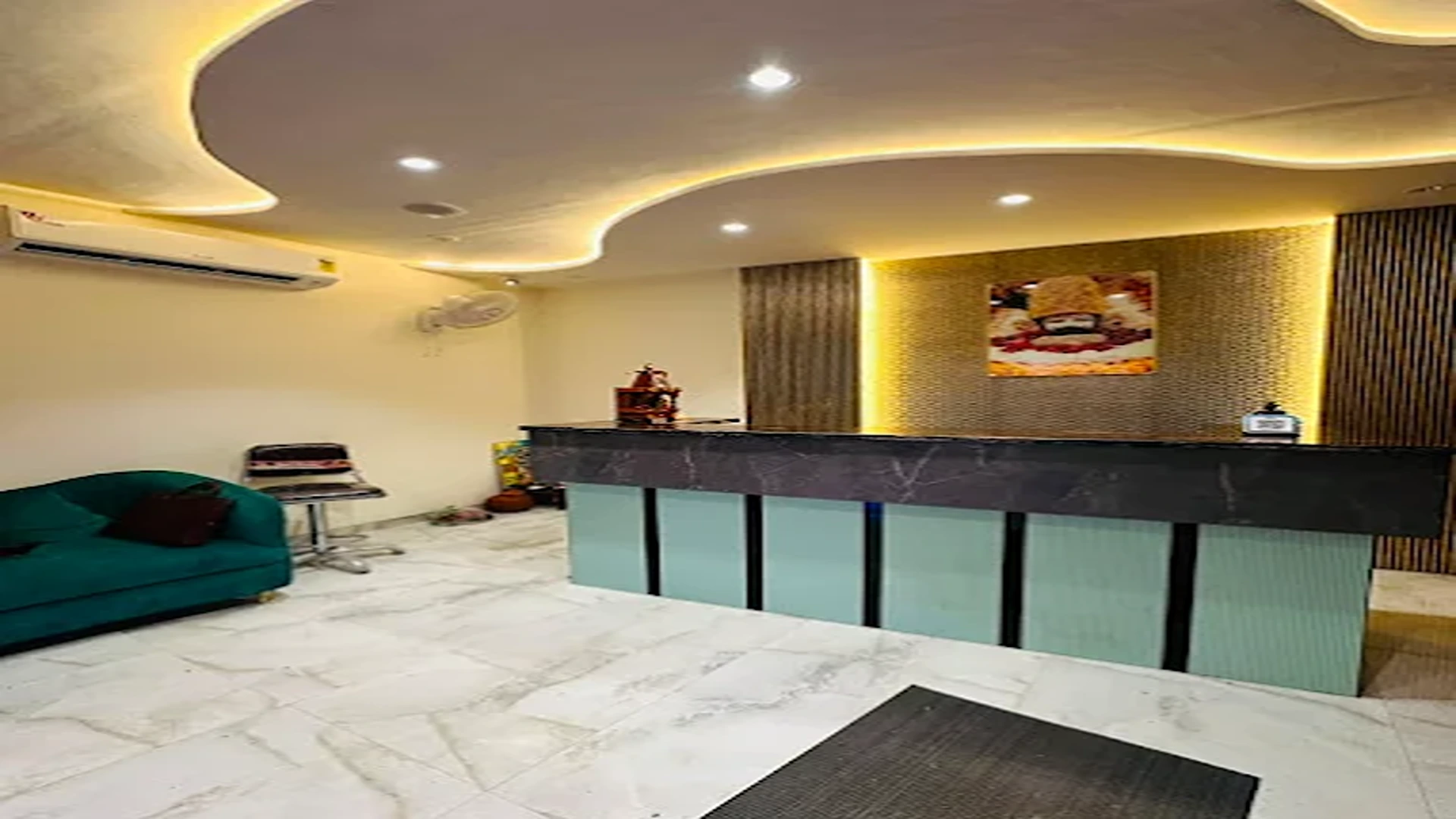 HOTEL ROYAL RETREAT Room Type - Family Suite