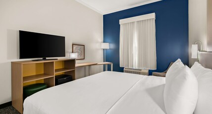 Spark by Hilton Commerce, GA Room Type - 1 KING MOB HR ACC RI SHWR