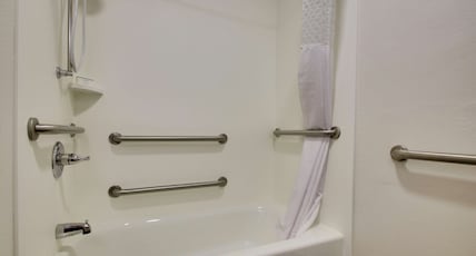 Hampton Inn by Hilton Warner Robins Room Type - 1KNG MOB HEAR ACC W TUB NS