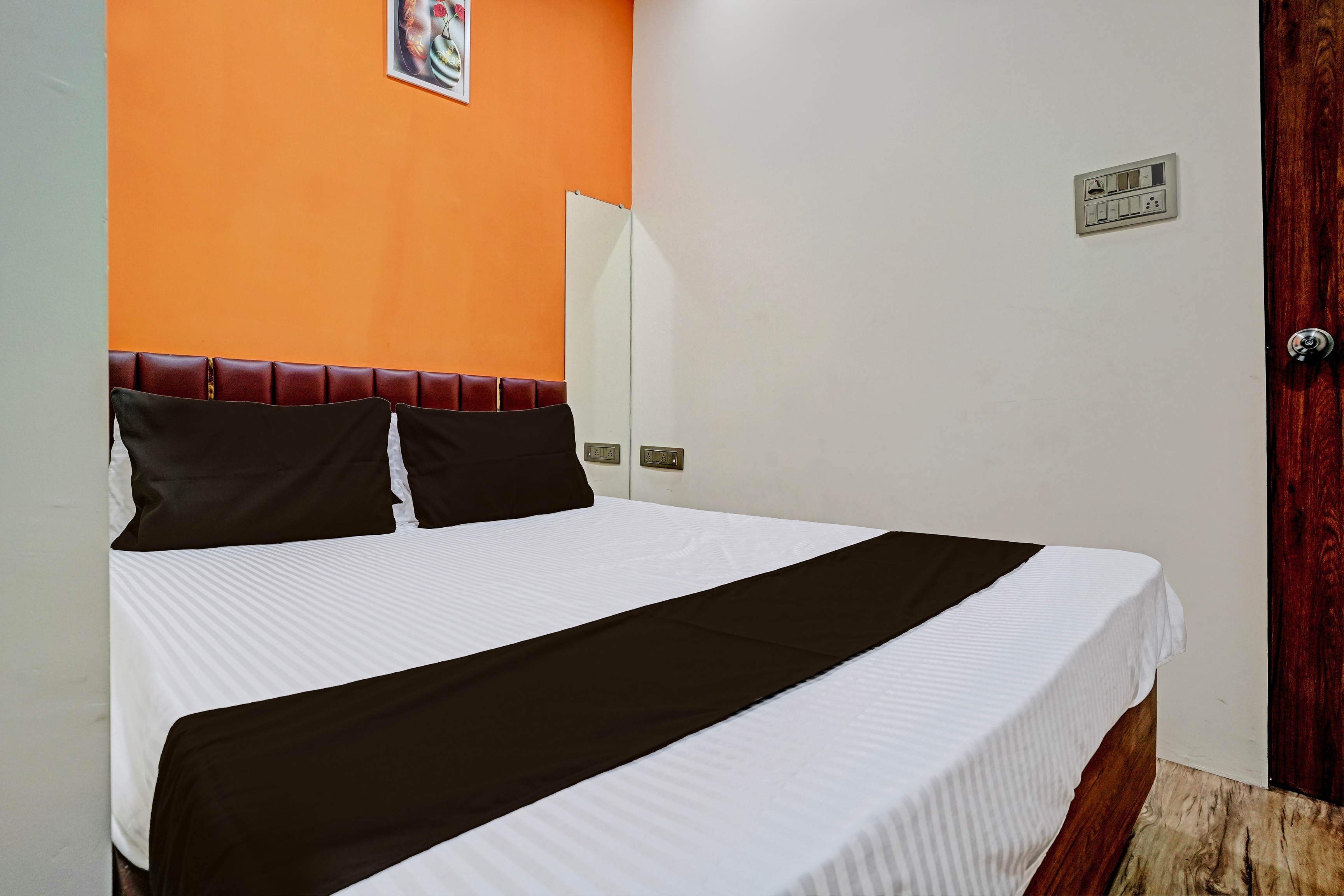 Hotel Orange - Tap to explore photos