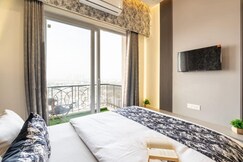 Stay Noir   Elegant Retreat with City View