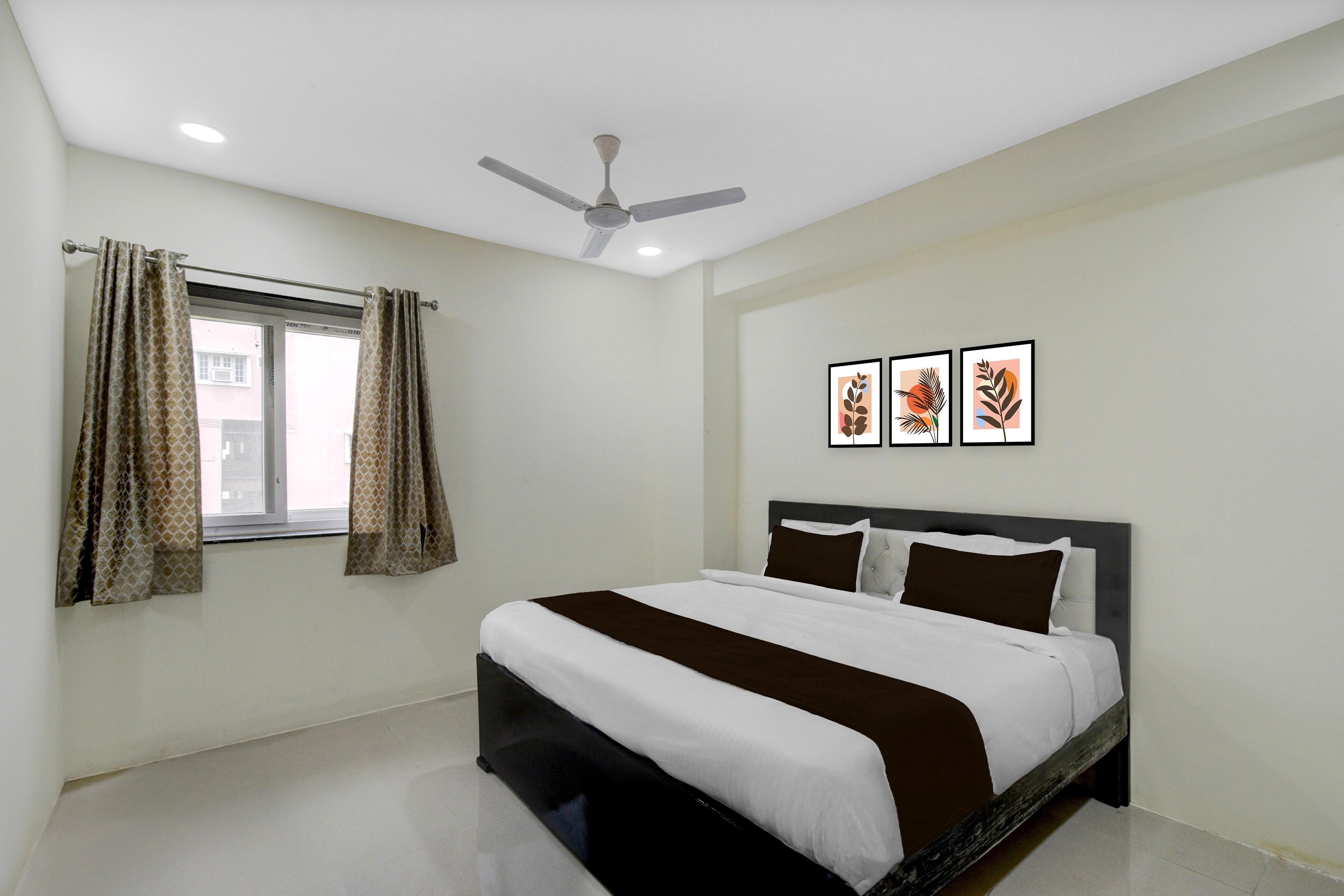 Flagship OYO Hotel Sriman Stay Inn - Tap to explore photos