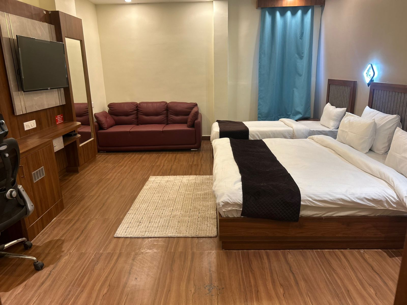 Hotel Bond Well (500m from Railway station) - Tap to explore photos