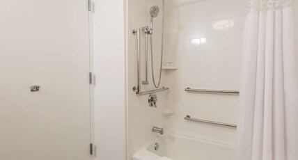 Hampton Inn Milwaukee Northwest Room Type - 1 FULL ACCESSIBLE W TUB NS