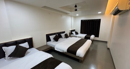Hotel paras and lodge Room Type - Superior family AC Room