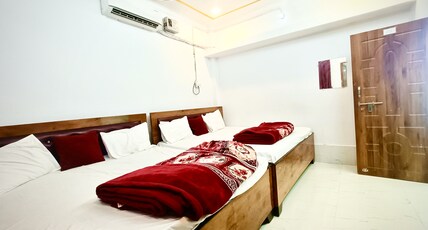 Sharda Home Stay Room Type - Deluxe Quadruple Room