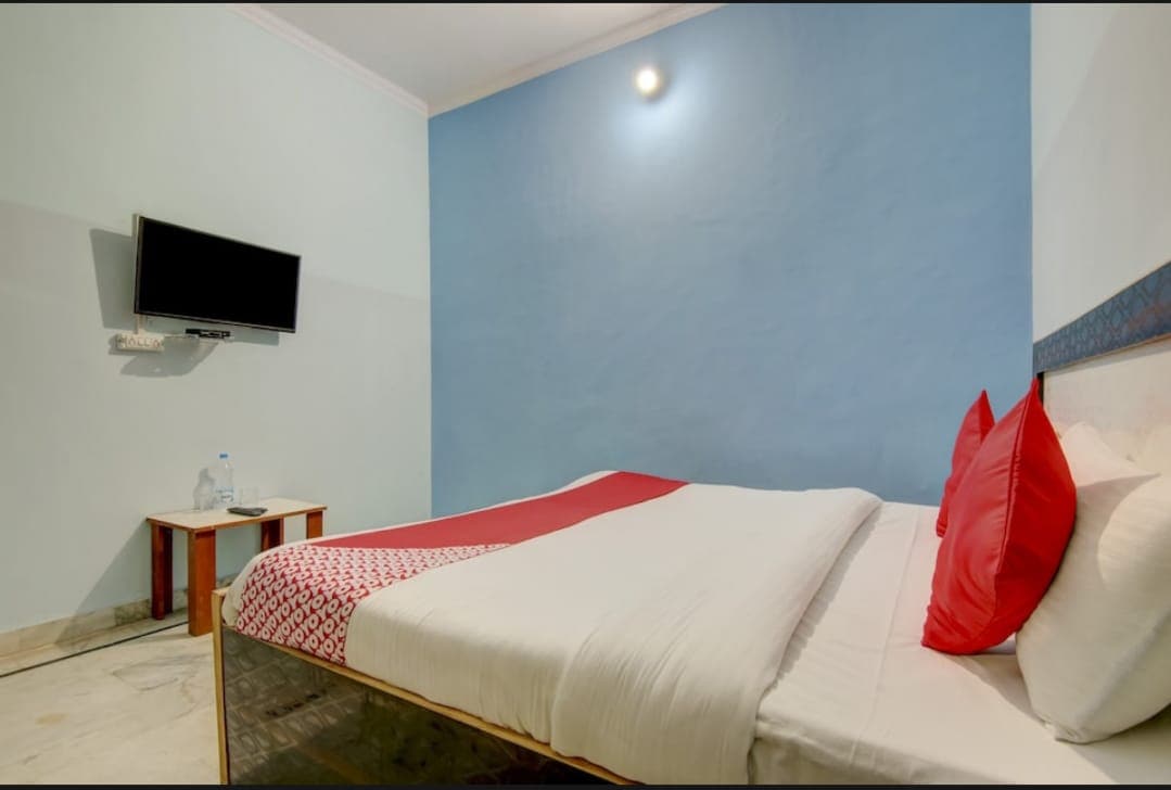 Hotel Moon Light - Tap to explore photos