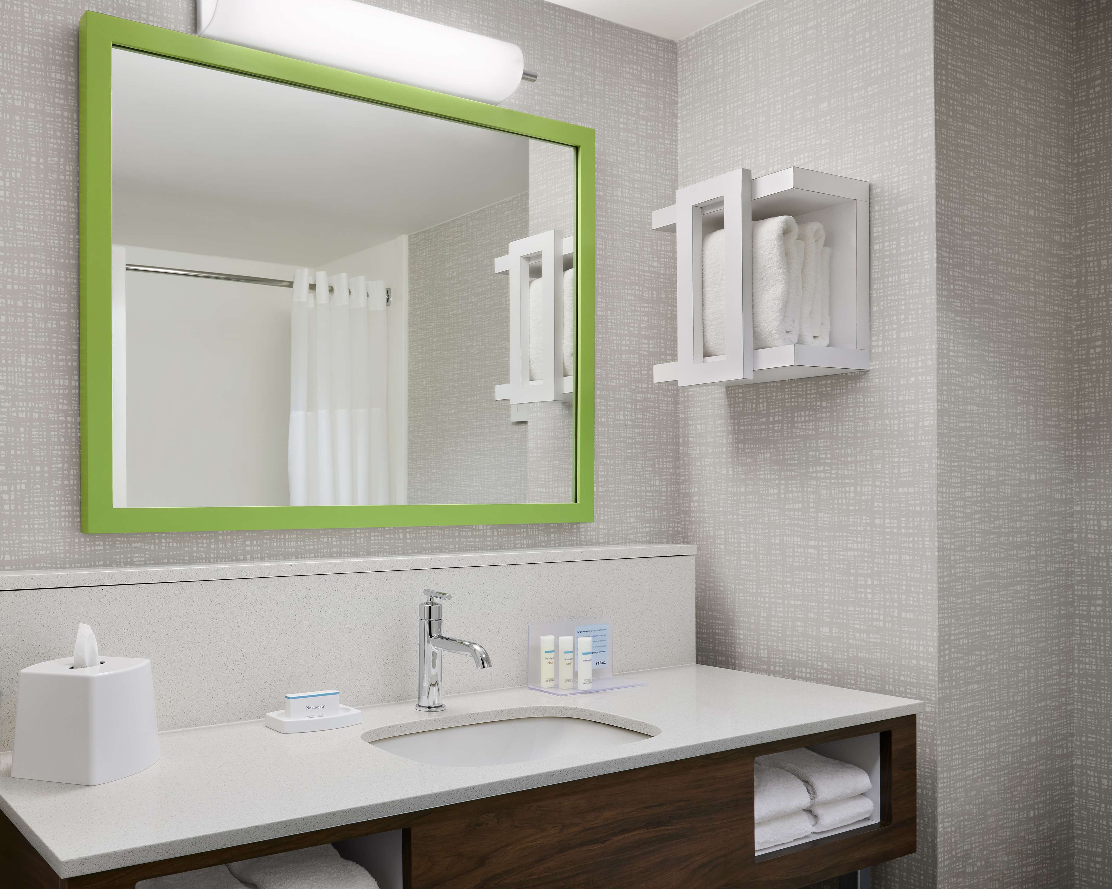 Hampton Inn & Suites New Haven - South - West Haven - Tap to explore photos