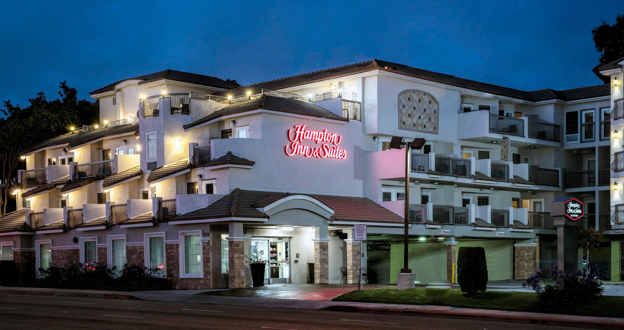 Hampton Inn & Suites by Hilton Hermosa Beach - Tap to explore photos