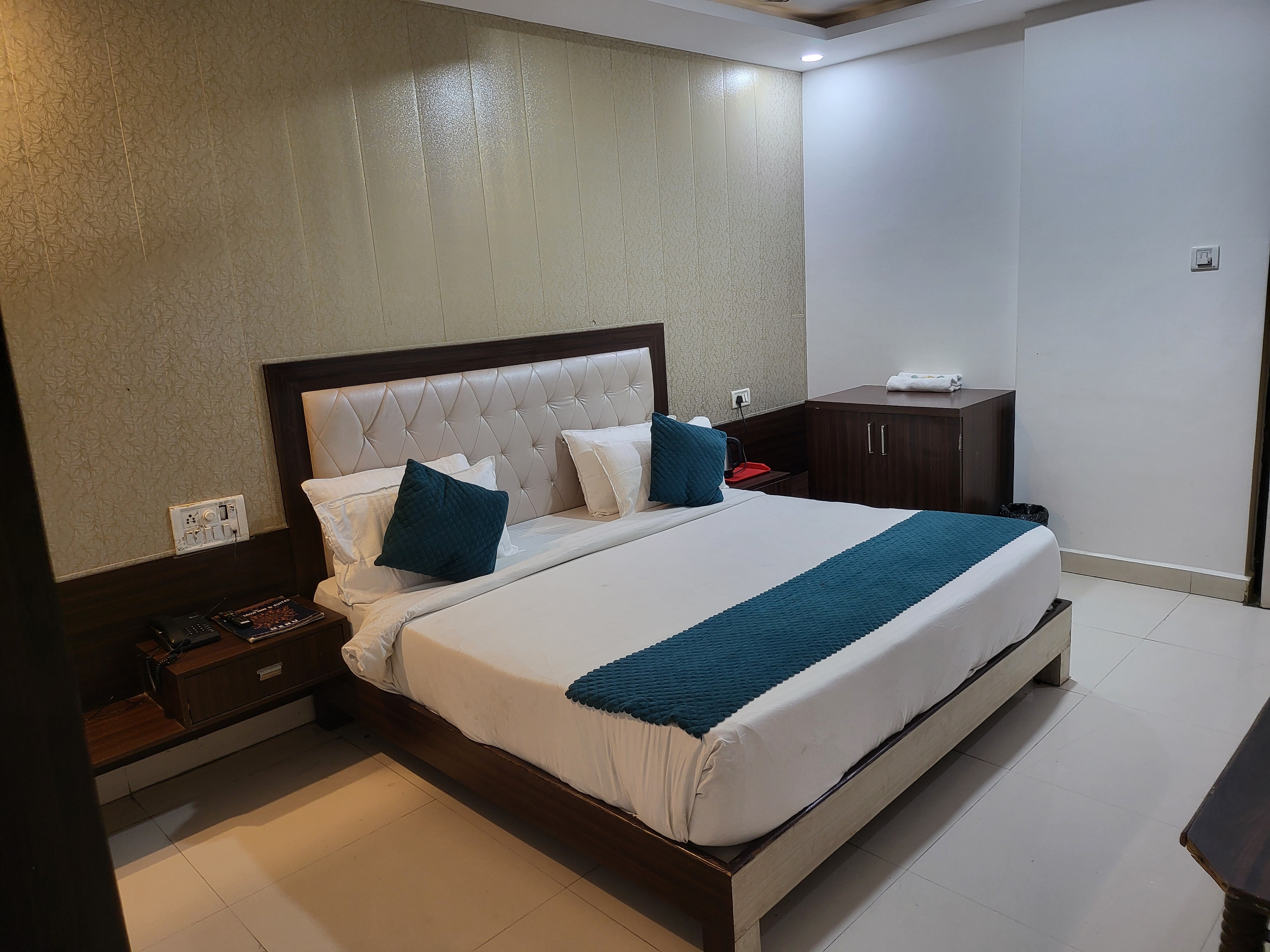 Hotel Saya Inn (Near Jiwaji University) - Tap to explore photos