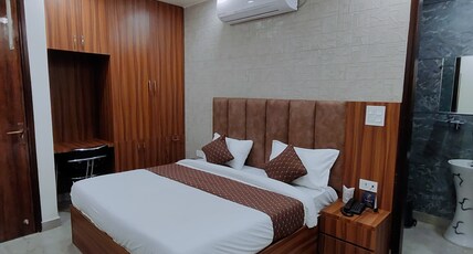 HOTEL 24 STAR INN- NEAR FORTIS SHALIMAR BAGH Room Type - Deluxe Room