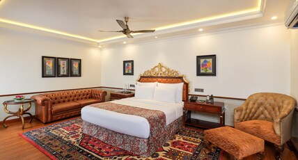 Mayfair Spa Resort & Casino Room Type - Executive Suite with Bathtub and Balcony
