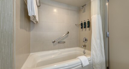 Hilton Whistler Resort & Spa Room Type - HILTON ROOM W 1 KING BED