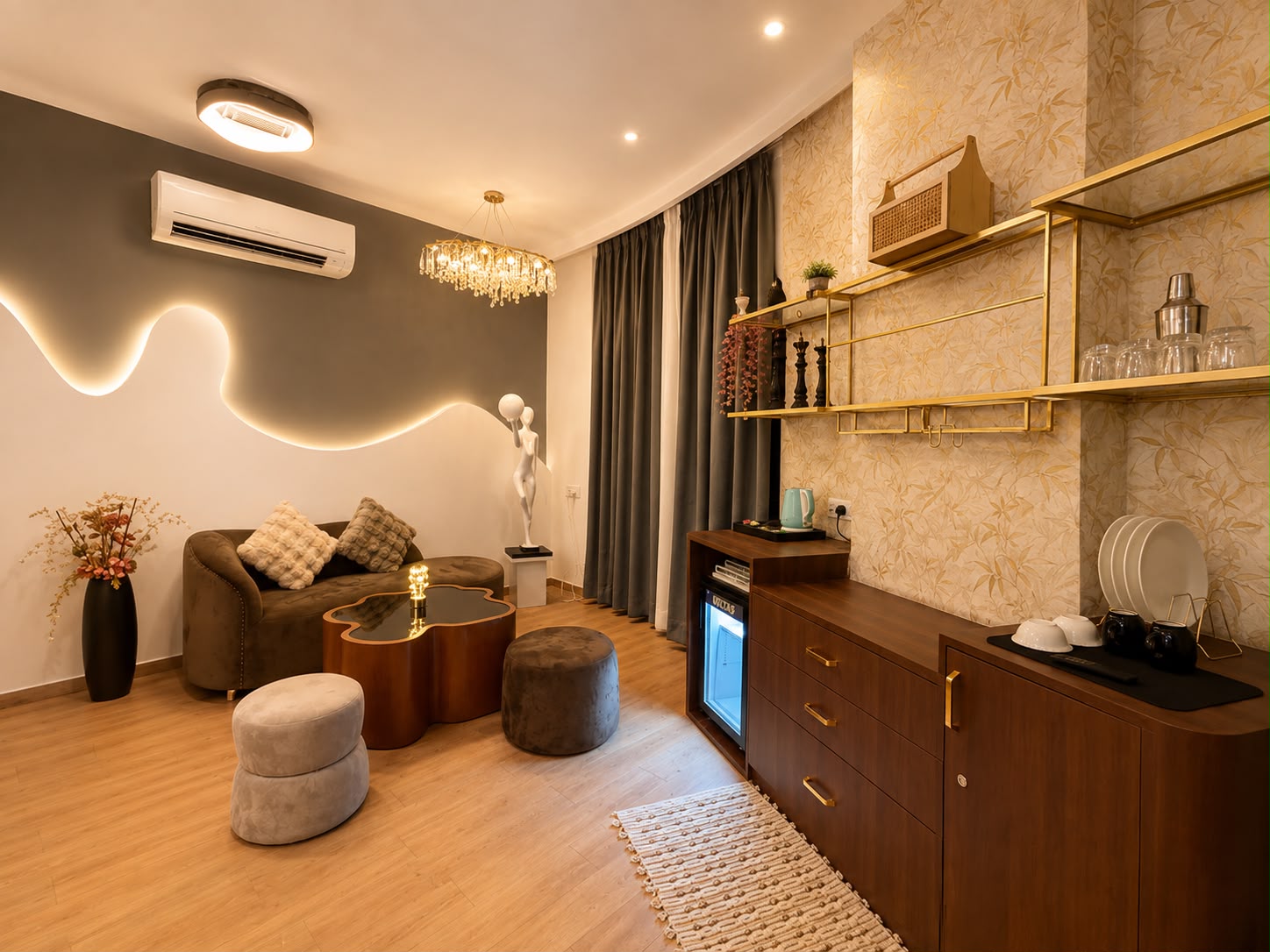 Cozycostays | Luxe Jacuzzi | Top floor | Omaxe Hazratganj - Tap to explore photos