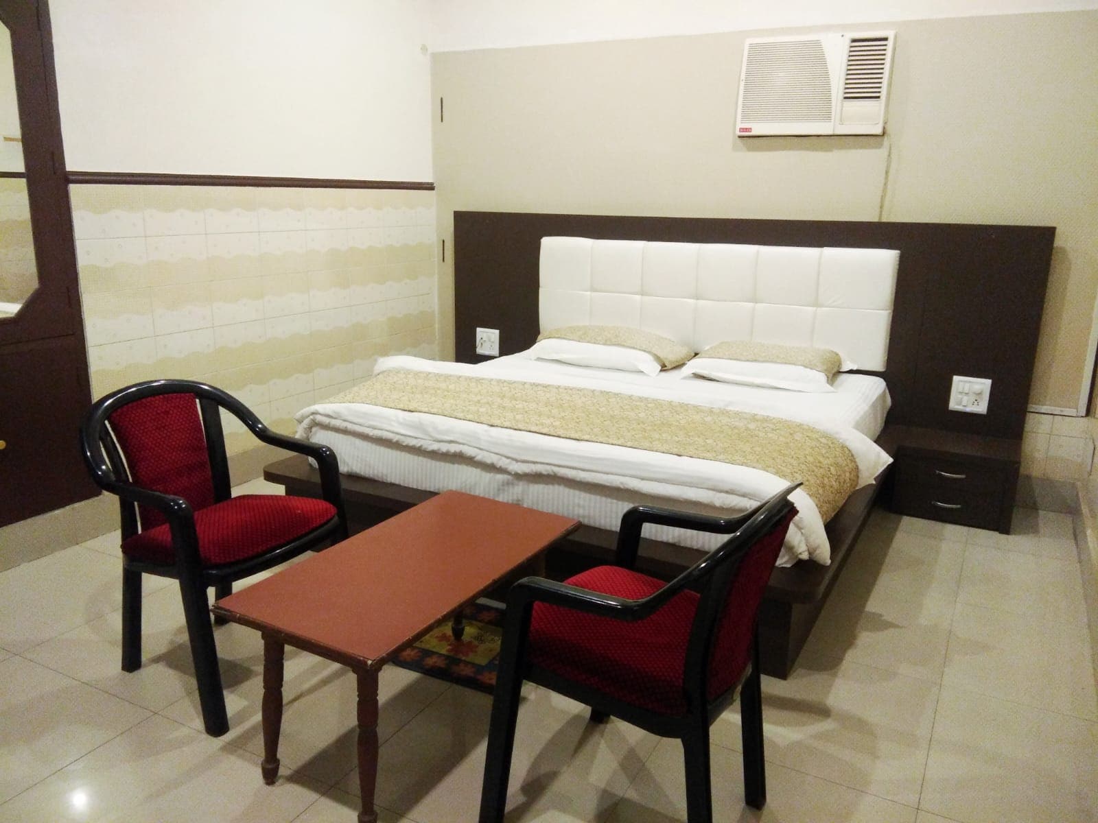 Hotel Jyoti - Tap to explore photos