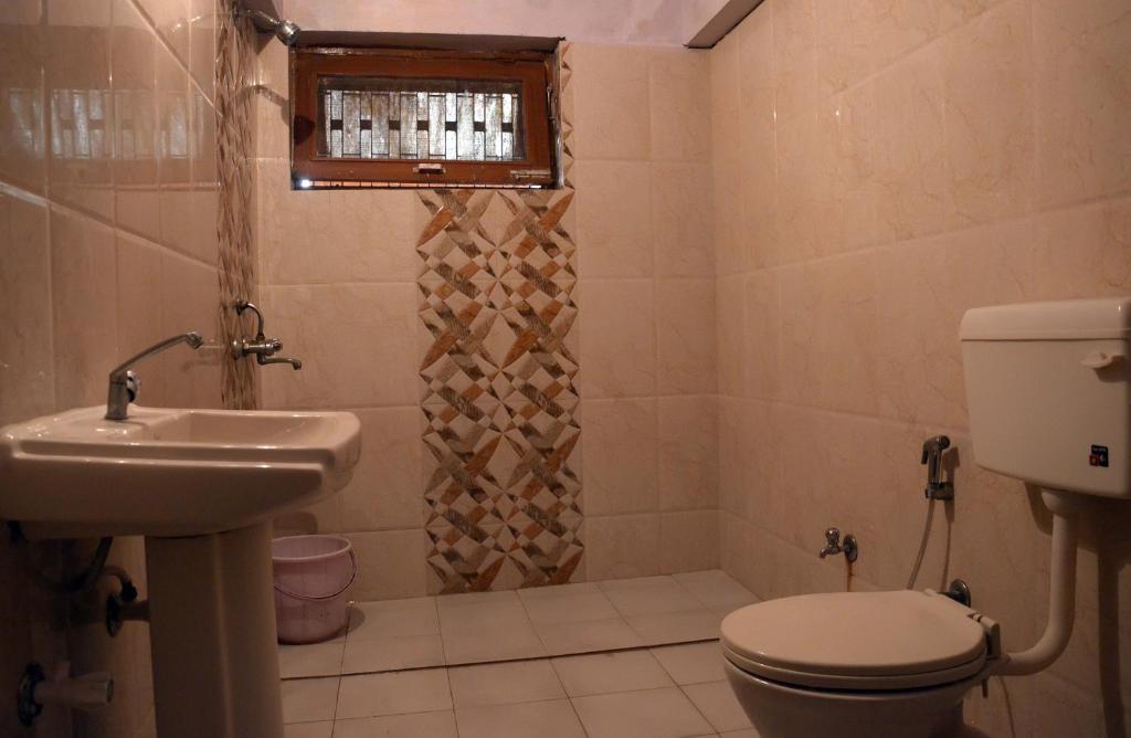 HOTEL NEW BAKSHI HOUSE - Tap to explore photos