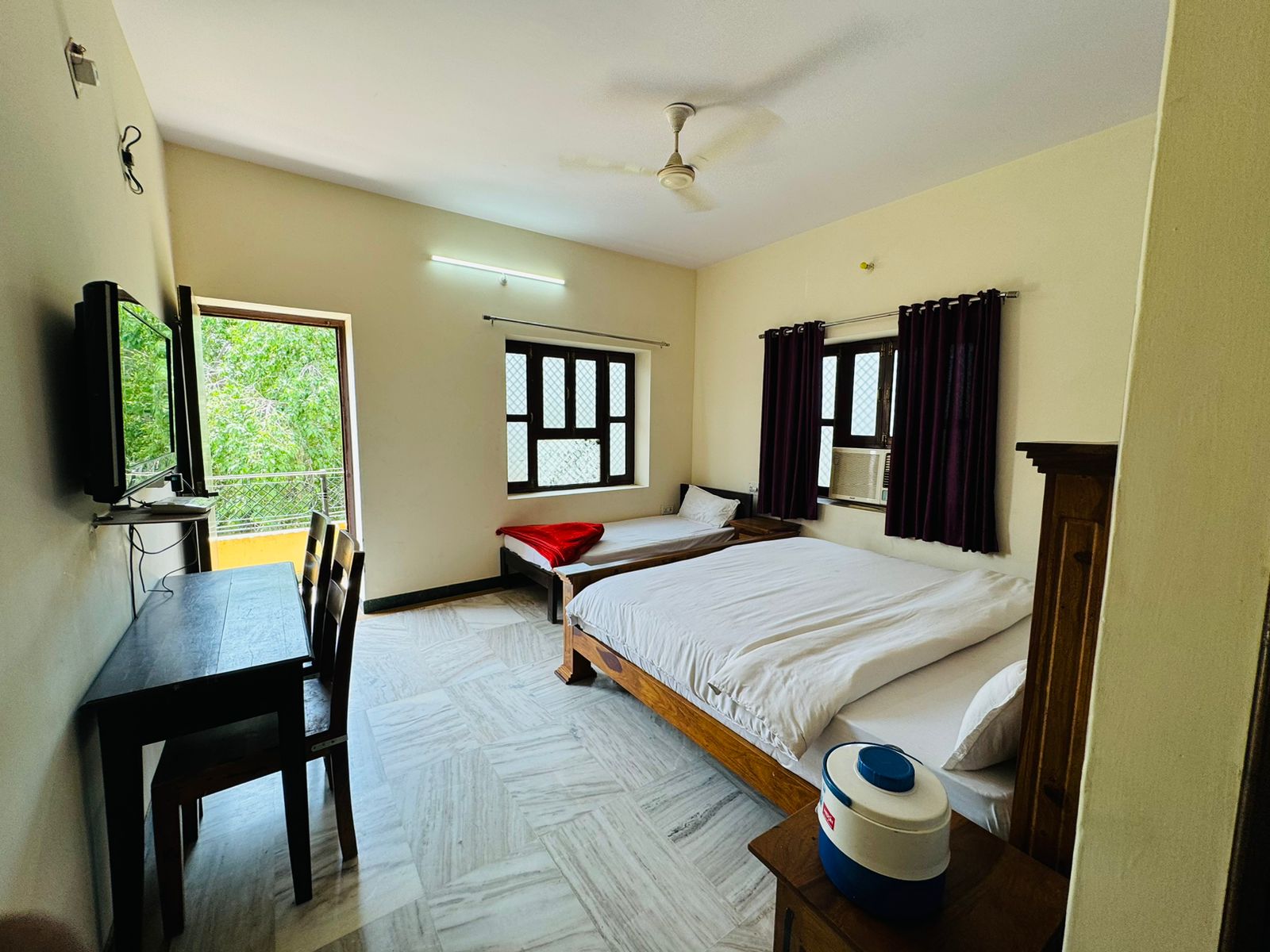 Hotel Oasis Villa - Tap to explore photos