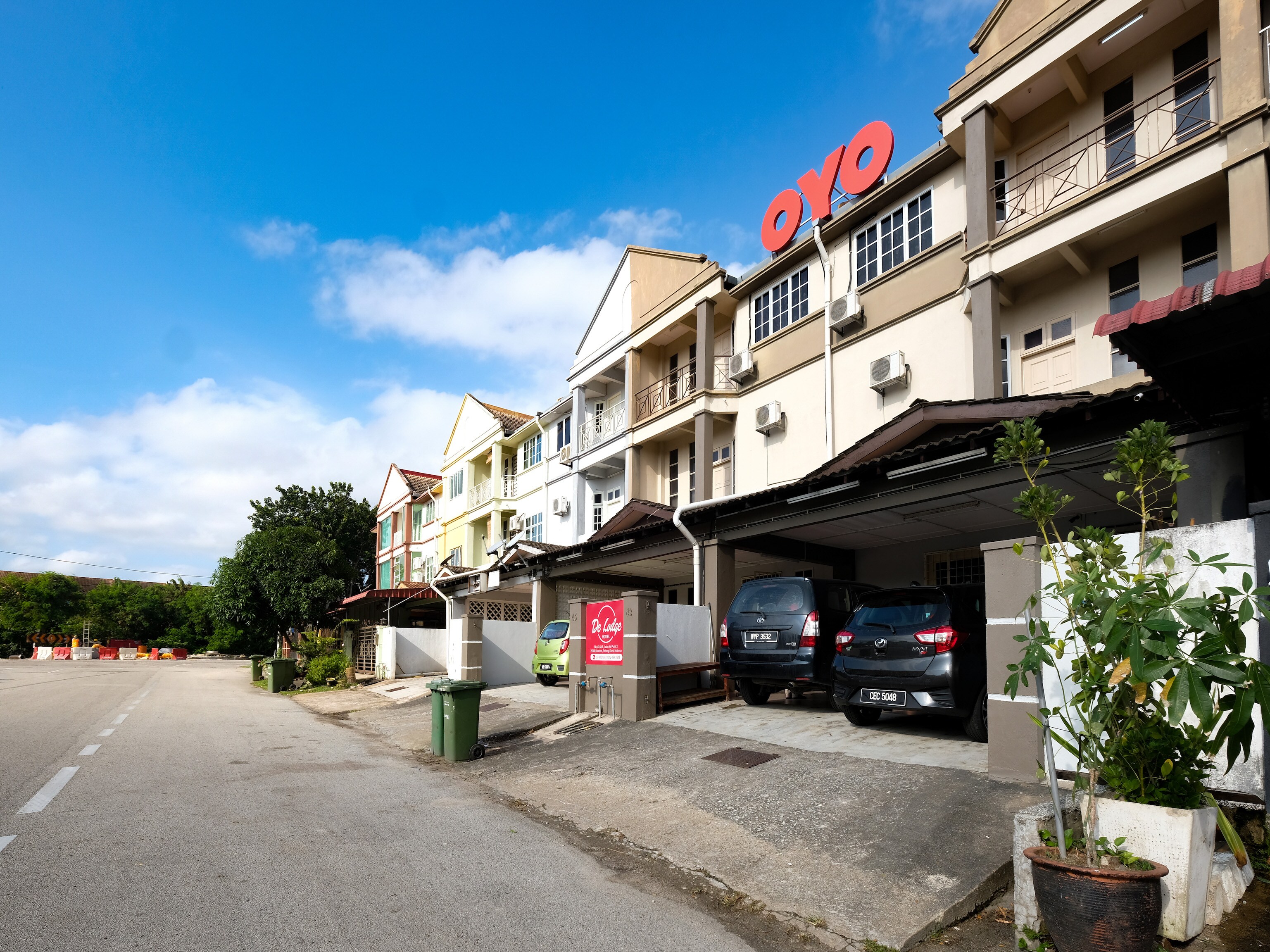 OYO 89694 De Lodge Hotel - Tap to explore photos