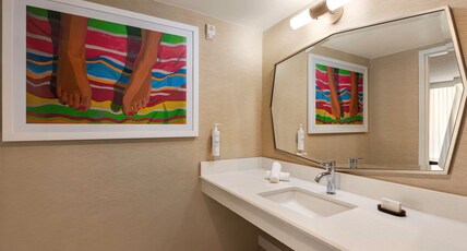 Embassy Suites Deerfield Beach - Resort & Spa Room Type - 1 KING STE HEARING ACCESS