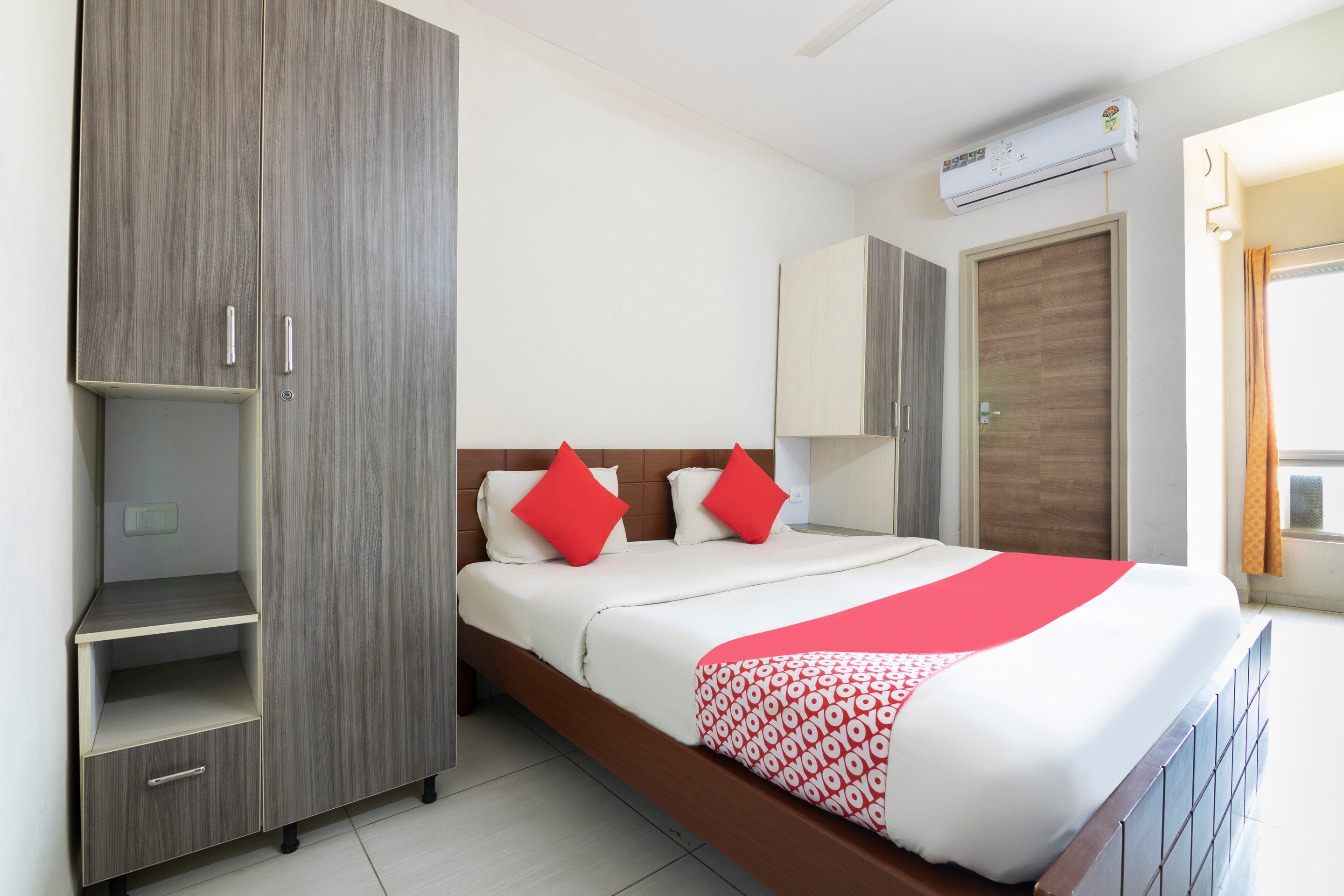 Hotel O Neeladri Nagar Bus Stand Formerly Bubble Luxury Inn - Tap to explore photos