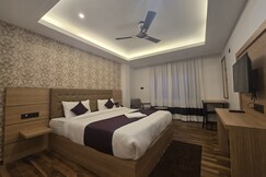 THE PINE CREST HOTEL & LOUNGE