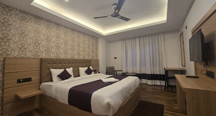 THE PINE CREST HOTEL & LOUNGE Room Type - Deluxe Room