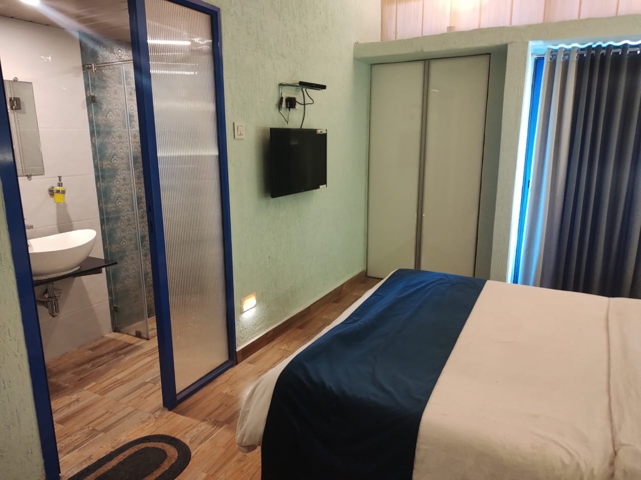 Hotel Panorama - Tap to explore photos