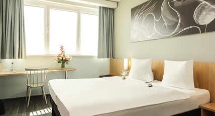 Hotel ibis Vienna Airport Room Type - Room with 2 single beds equipped with the new bedding