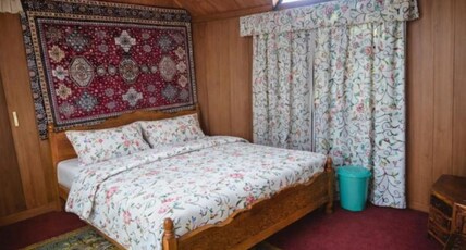 HOUSEBOAT SHORA PALACE Room Type - Bedroom 1