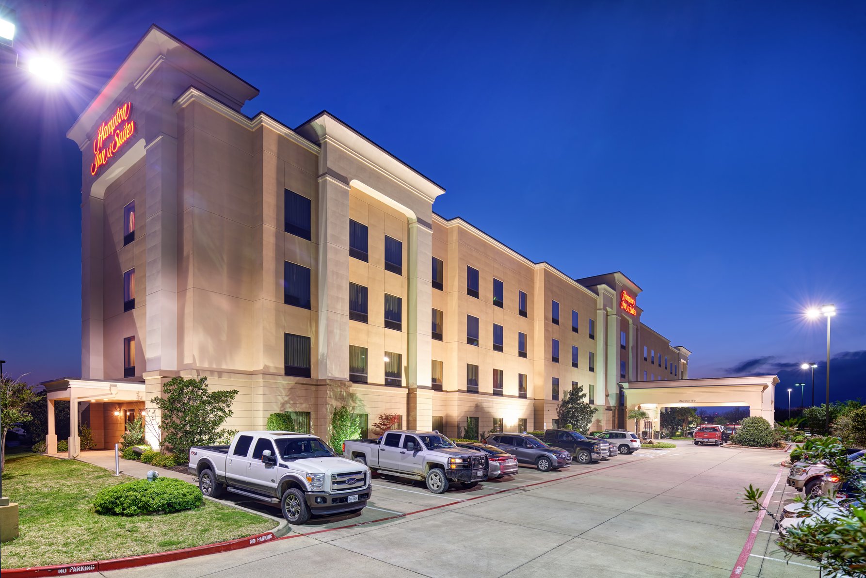 Hampton Inn & Suites by Hilton Waco-South - Tap to explore photos