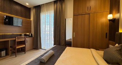 Vaidik Palace - 800 mtr from Prem Mandir Room Type - French Balcony Deluxe Room