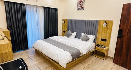 Peepal Hotel And Restaurant Room Type - Suite Room with balcony