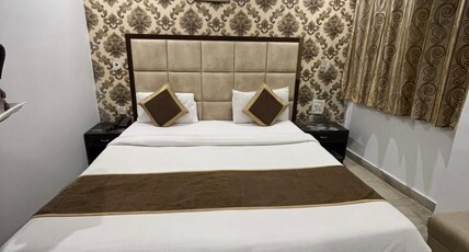 Hotel the First-By Hotelier Anands Room Type - Deluxe Room