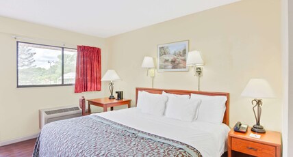 Days Inn by Wyndham Athens Room Type - 1 King Bed, Smoking