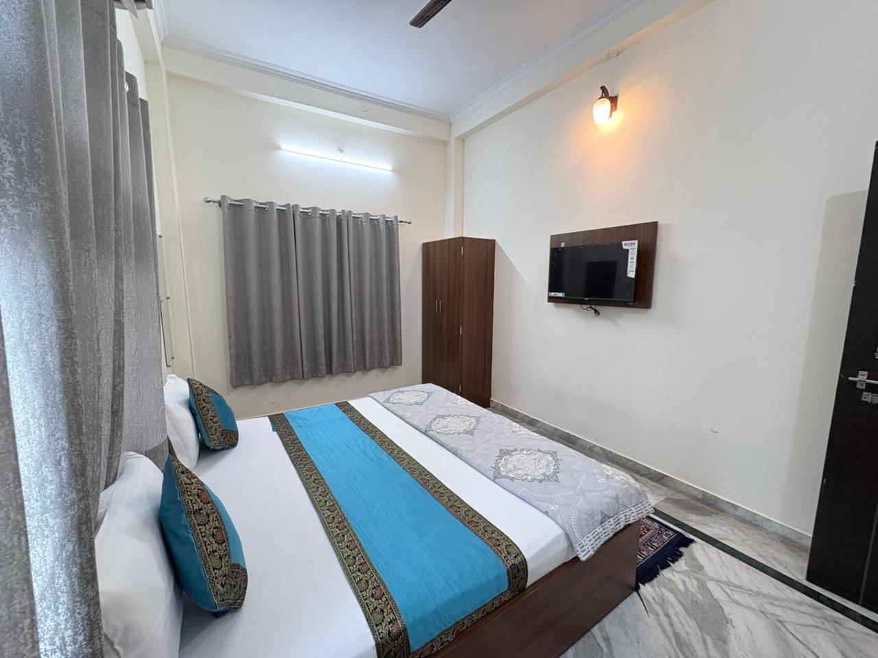 Kashi Paradise Stay 2 BHK Flat near Assi Ghat - Tap to explore photos