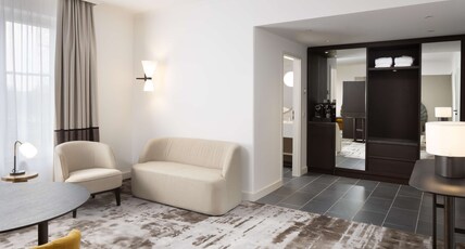 Hilton Heidelberg Room Type - KING FAM CONNECT JR SUITE