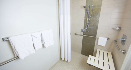 DoubleTree by Hilton Historic Savannah Room Type - 2 QN ACC RI SHWR NO SMOK