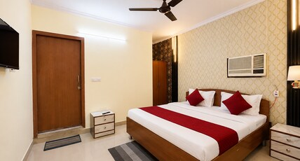 Hotel Park Stay 2 - Near Noida 15 Metro Station Room Type - Deluxe AC Room