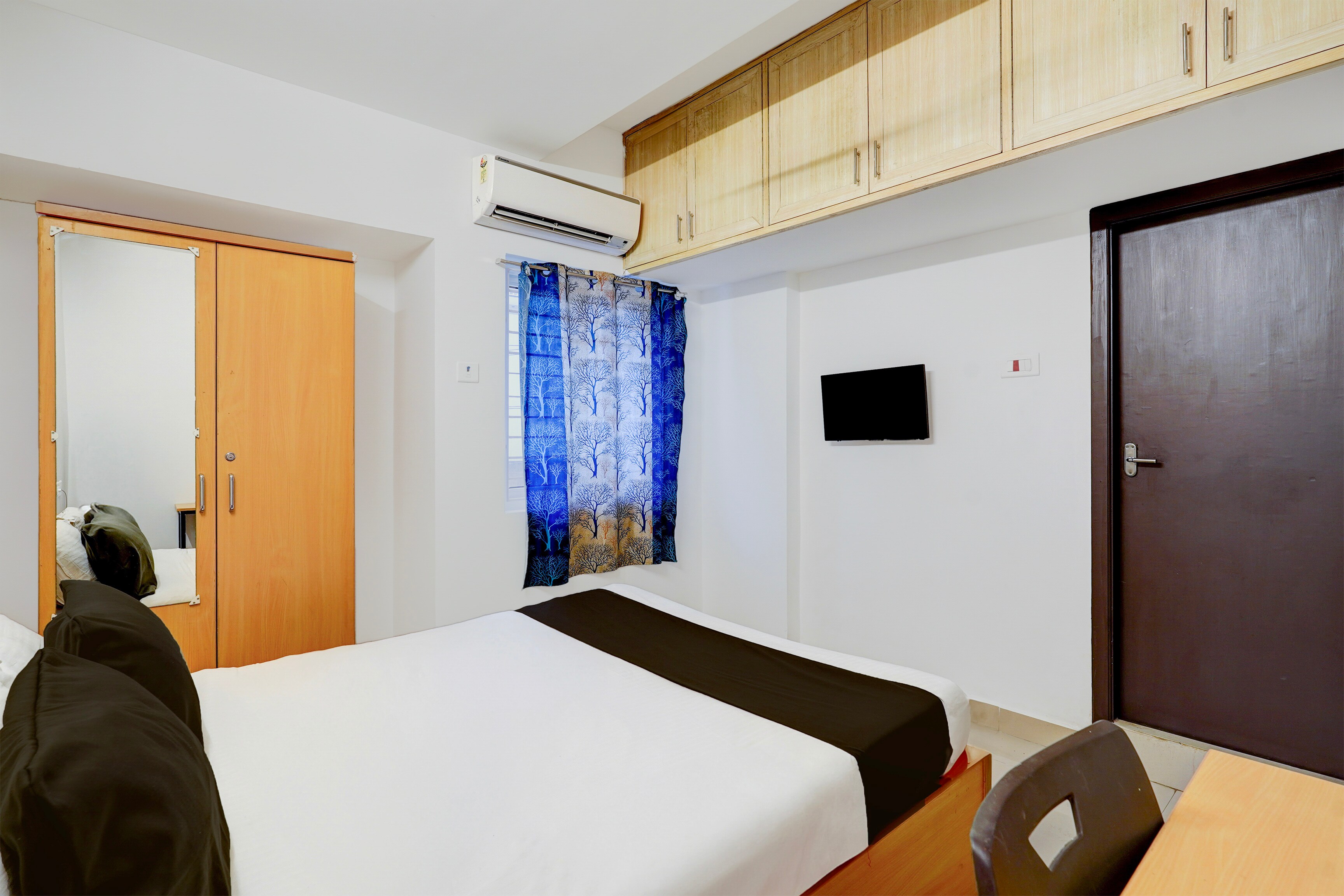 Hotel O Valasaravakkam Near Chandra Metro Mall - Tap to explore photos